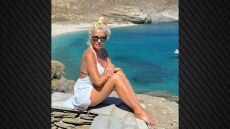 Ελένη Μενεγάκη: Οι διακοπές στην Άνδρο, οι πόζες στην παραλία και τα φιλιά στον Ματέο Παντζόπουλο