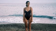 Η Νεφέλη Φασούλη ποζάρει με ολόσωμο μαγιό στη θάλασσα - Δείτε τη φωτογραφία
