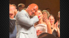 Ο Ντουέιν Τζόνσον έβαλε τα κλάματα αφού τον χειροκροτούσαν για 15 λεπτά στο Φεστιβάλ της Βενετίας για το «The Smashing Machine» - Δείτε βίντεο