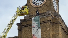 Διαδηλωτής σκαρφάλωσε σε πύργο ρολογιού στο Λονδίνο μαζί με έναν σκύλο - Κρέμασε πανό που έγραφε «Ελευθερία στο Ιράν»