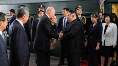 Η κόρη του Κιμ Γιονγκ Ουν στο πλευρό του κατά την επίσκεψή του στο Πεκίνο