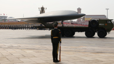 Το οπλοστάσιο της Κίνας που παρουσιάστηκε στην παρέλαση στο Πεκίνο - Διηπειρωτικοί πύραυλοι, μαχητικά νέας γενιάς, drones, όπλα λέιζερ και λύκοι ρομπότ