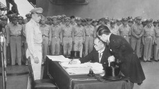 Από το τέλος του Β' Παγκοσμίου Πολέμου στο σήμερα: Όταν η μνήμη «ξεθωριάζει», ο κόσμος κινδυνεύει ξανά