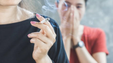 Φίλτρα τσιγάρων: Δύο ερευνητές προειδοποιούν για τους κινδύνους που κρύβουν για υγεία και περιβάλλον