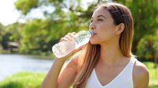 Εμφιαλωμένα νερά: Ποιους χημικούς και μικροβιακούς κινδύνους κρύβουν τα μπουκάλια – Ένας καθηγητής εξηγεί