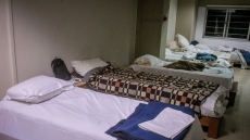 Μπακογιάννης κατά Δούκα: Ο δήμος Αθηναίων κλείνει εν κρυπτώ και χωρίς εξήγηση το υπνωτήριο των Γιατρών του Κόσμου
