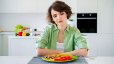 Ποια συχνή πάθηση απειλεί όσους παραλείπουν το πρωινό και τρώνε αργά το βράδυ
