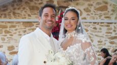 Ο Ευθύμης Ζησάκης και η Χρύσα Παπαλελούδη γιόρτασαν τη δεύτερη επέτειο του γάμου τους στη Σαντορίνη