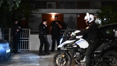 Θρίλερ στο Νέο Κόσμο με το ηλικιωμένο ζευγάρι που βρέθηκε νεκρό με όπλο δίπλα του: Φόνο και αυτοκτονία εξετάζουν οι Αρχές