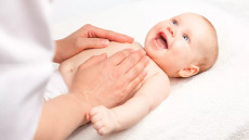 Η συγκινητική ιστορία του τυφλού γιατρού που έφερε στον κόσμο πάνω από 4.000 μωρά