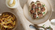 Κεφτεδάκια με σάλτσα καρυδιού και πατάτες
