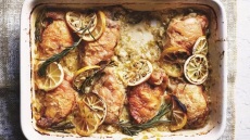 Λεμονάτο κοτόπουλο στον φούρνο με πράσο
