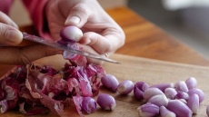 Κρεμμύδια για στιφάδο. Έτσι το ξεφλούδισμά τους γίνεται παιχνιδάκι