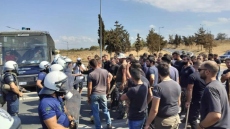 Συγκέντρωση των κτηνοτρόφων στον κόμβο του αεροδρομίου Ηρακλείου - «Μπλόκο» της ΕΛΑΣ στην περιοχή, δείτε φωτογραφίες 