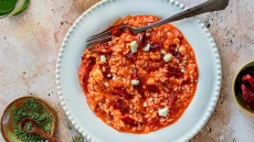 Η συνταγή της ημέρας: Ντοματόρυζο με πελτέ, λιαστή ντομάτα, ρίγανη. Το μενού της εβδομάδας (8-14/9)