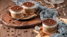 Overnight oats: Ένα διαφορετικό τιραμισού για πρωινό, με 30γρ. πρωτεΐνης το βαζάκι
