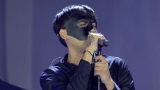 Sicario: Ποιος είναι ο 28χρονος τραγουδιστής με τη μάσκα που εμφανίστηκε στη συναυλία για τον Στέλιο Καζαντζίδη