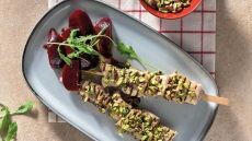 Τόνος σουβλάκι με φιστίκι Αιγίνης και σαλάτα ψητών παντζαριών
