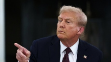 Άδικο το πρόστιμο της ΕΕ στη Google, λέει ο Τραμπ και απειλεί με δασμούς