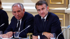 Politico: Ο Μακρόν εξετάζει την άμεση αντικατάσταση του Μπαϊρού αν δεν εξασφαλίσει την ψήφο εμπιστοσύνης