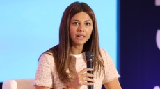 Σοφία Ζαχαράκη: Η τεχνητή νοημοσύνη είναι ένας «πλανήτης» πάνω στον οποίο ήδη «κατοικούμε»