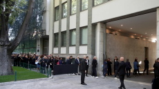  Χιλιάδες άνθρωποι στο λαϊκό προσκύνημα της σορού του Τζόρτζιο Αρμάνι στο Μιλάνο - «Αδύνατον να τον ξεχάσουμε» λέει ο δήμαρχος της πόλης