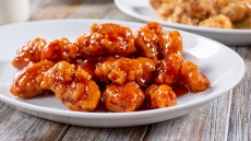 Έτσι φτιάχνουμε εθιστικές φτερούγες χωρίς κόκκαλο στον φούρνο
