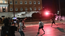 Πέταξαν μολότοφ στην πλατεία Συντάγματος - Δείτε βίντεο και φωτογραφίες