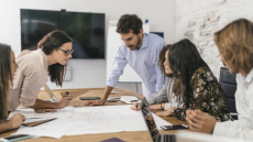 Μελέτη από την IWG: H γενιά Ζ εκπαιδεύει τους μεγαλύτερους στην τεχνητή νοημοσύνη
