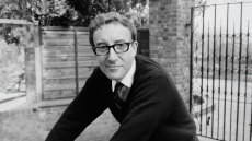 Ένας αιώνας Πίτερ Σέλερς: Η κωμική ιδιοφυΐα, η κατάθλιψη, τα ναρκωτικά και ο έρωτας που δεν έζησε ποτέ με τη Σοφία Λόρεν