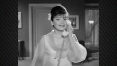 Φωτογραφία: Η Τζένη Καζάκου αναβιώνει τη διάσημη σκηνή της γιαγιάς της από την ταινία «Δεσποινίς Διευθυντής»