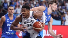 «Ημίθεος, δεν υπάρχει άλλος σαν κι αυτόν»: ΝΒΑ και FIBA αποθεώνουν τον Αντετοκούνμπο - Με ελληνική σημαία ο πανηγυρισμός του για τους 8 του Eurobasket
