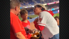 Σάλος στις ΗΠΑ με γυναίκα που απαίτησε και πήρε μπάλα του μπέιζμπολ ενώ την είχε πιάσει πατέρας για τον γιο του - Δείτε βίντεο