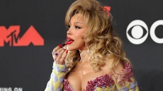 Η Doja Cat άφησε άφωνους τους πάντες στα MTV VMAs τρώγοντας… το κραγιόν της