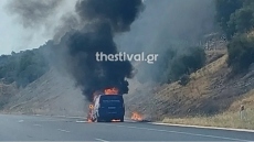 Φορτηγό τυλίχθηκε στις φλόγες στην Εγνατία Οδό - Δείτε βίντεο 