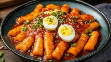 Πού βρίσκουμε rice cakes, τα ιαπωνικά «νιόκι ρυζιού» (+ συνταγή για το comfort tteokbokki)