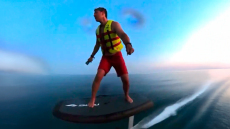 Σάκης Ρουβάς: Η βόλτα με «ιπτάμενη» σανίδα - Δείτε βίντεο