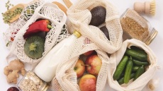 7 απλοί τρόποι για να μειώσετε τη χρήση πλαστικού στην κουζίνα