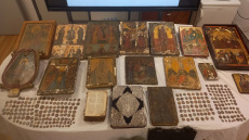 Καλάβρυτα: Από νομίσματα έως Ευαγγέλια του 18ου αιώνα - Ο «θησαυρός» του ηγούμενου και της οργάνωσης που εξάρθρωσε η ΕΛ.ΑΣ.