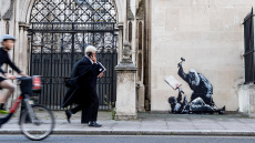 Ο  Banksy «ξαναχτυπά»: Το γκράφιτι στα Δικαστήρια του Λονδίνου που προκάλεσε αντιδράσεις