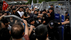 Επεισόδια στα γραφεία του Ρεπουμπλικανικού Κόμματος  στην Τουρκία - Συγκρούσεις βουλευτών με αστυνομικούς