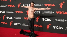 Η εκκεντρική εμφάνιση του Yungblud στα MTV VMAs και οι πόζες που δίχασαν τους θαυμαστές
