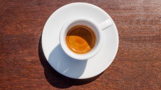 Ποιος «ευθύνεται» που πίνουμε το εσπρεσάκι σε τόσο μικρό φλιτζάνι;