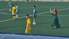 Ιταλία: Γυναίκα αντιπρόεδρος εισέβαλλε στον αγωνιστικό χώρο, αποβλήθηκε και έδειξε το μεσαίο δάχτυλο στον διαιτητή - Βίντεο
