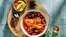 Ψευτοκακαβιά – Με λαβράκι, θαλασσινά και μυρωδικά