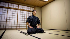 Η απλή κίνηση των σαμουράι που ενδυναμώνει τα πόδια – Ιδανική για ηλικιωμένους