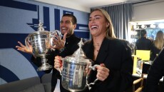 US OPEN: Το πανηγυρικό βίντεο της Σαμπαλένκα και του Αλκαράθ με τα κύπελλα στα χέρια 
