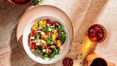 Σαλάτα με ντοματίνια, γλιστρίδα, κολοκυθάκια και γραβιέρα Νάξου