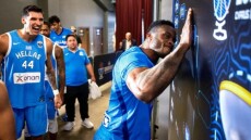 Eurobasket 2025: Ο Θανάσης κόλλησε το ιστορικό αυτοκόλλητο της Εθνικής στον πίνακα του Eurobasket - Βίντεο