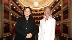 Δημοτικό Θέατρο Πειραιά: Νέο πρόγραμμα με Χάρις Αλεξίου και Ζέτα Μακρυπούλια στο «Τζένη Τζένη»